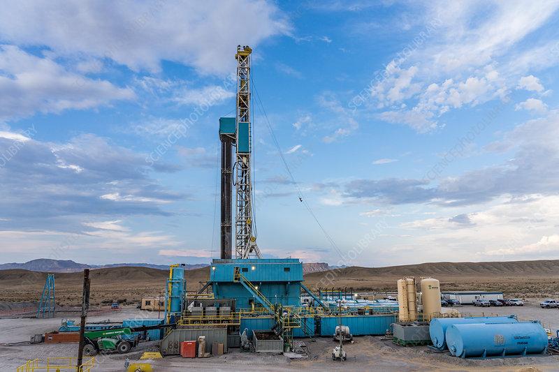 Oil well drilling rig
